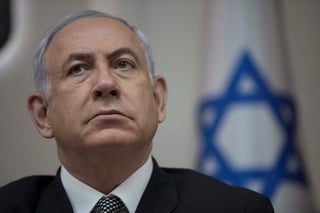 La Policía de Israel recomendó la víspera a la Fiscalía procesar a Netanyahu por fraude, soborno y abuso de confianza. (ARCHIVO)