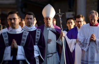 Rito. El papa Francisco realizó ayer su homilía en la basílica romana de Santa Sabina con motivo del Miércoles de Ceniza. (EFE)
