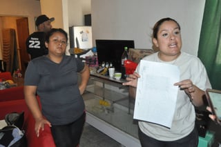 Molestia. Norma y su hermana muestran los documentos entregados por Infonavit al momento de adquirir la vivienda. (GUADALUPE MIRANDA)