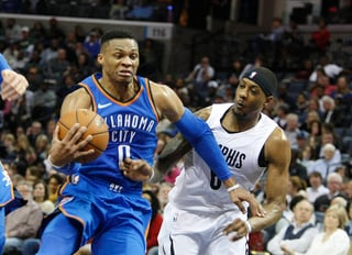 Russell Westbrook (i) anotó 23 puntos, bajó 13 rebotes y tuvo 15 asistencias en la victoria del Thunder 121-114 sobre Grizzlies. Westbrook brilla en triunfo del Thunder