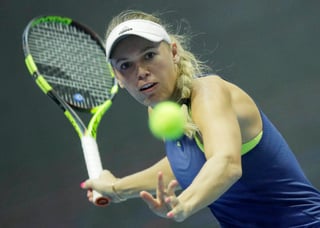 Caroline Wozniacki derrotó 'sin despeinarse' 6-2, 6-0 a Carin Witthoeft, con lo que avanzó a los octavos de final del Abierto de Doha. (Archivo)