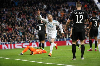 Cristiano Ronaldo marcó dos tantos en la victoria del Real Madrid 3-1 sobre PSG. (EFE)
