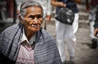 Baja pensión. Adultos mayores jubilados sobreviven con pensiones de 600 a 5 mil pesos al mes. (ARCHIVO)