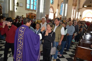 Cuaresma. Inicia esta temporada con la imposición de la ceniza a los fieles católicos en la Catedral de Guadalupe en Gómez Palacio. (EL SIGLO DE TORREÓN)