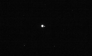 En la imagen el planeta “azul” es el punto más grande y brillante, a la derecha, se observa el satélite natural de menor tamaño y oscuro. (NASA)