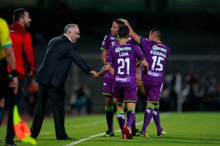 Guillermo Vázquez, técnico de Veracruz, felicita a sus jugadores tras uno de los goles. (Jam Media)