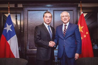 Canciller Heraldo Muñoz, junto a su homólogo chino, Wang Yi, durante la segunda reunión ministerial del Foro
de la Celac y China. Foto: EFE/MINREL