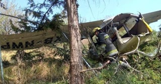 Personal de aeronáutica informó que al parecer falló el motor de la avioneta y la avioneta se desplomó en la zona del rancho Los Azulejos, a un lado del Parque de Los Ciervos, cerca del aeródromo de Atizapán. (TWITTER) 