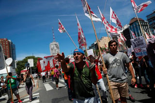 Unidos. Miles de trabajadores argentinos protestaron ayer contra las políticas del presidente. (EFE)