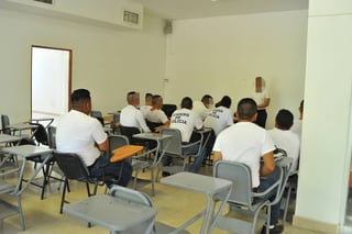 A la baja. Otra quincena más y no se les paga a los aspirantes a policías municipales que se capacitan en la Academia de Policía de Torreón. Tampoco está registrada en el SNSP. (ERNESTO RAMÍREZ)