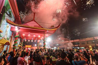 El accidente ocurrió cerca de medianoche, cuando es tradición en el país asiático disparar fuegos artificiales y petardos para ahuyentar a los malos espíritus y celebrar la entrada del Año Nuevo Lunar. (EFE)