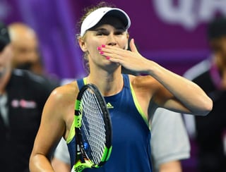 Caroline Wozniacki venció 7-6 (4), 1-6, 6-3 a Angelique Kerber y asegura seguir siendo la número uno del ranking. (EFE)