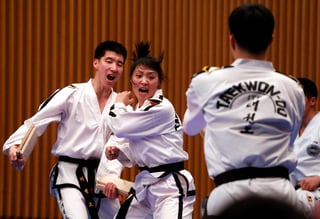 Miembros de un equipo de taekwondo de exhibición norcoreano, durante una actuación conjunta en el World Taekwondo and International Taekwondo Federation. Seúl paga factura  por norcoreanos