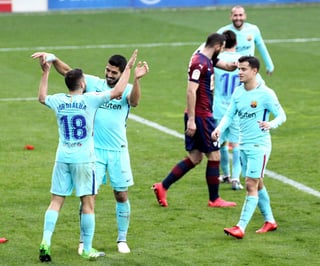 Las anotaciones del uruguayo Luis Suárez en el minuto 16 y Jordi Alba en el 88 fueron suficientes para sumar un triunfo más que lo afianza en la cima general de la competencia , en un duelo bastante cerrado. (EFE) 
