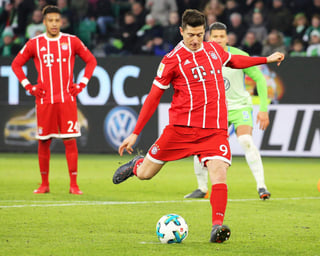 Robert Lewandowski dio el triunfo al Bayern 2-1 sobre Wolfsburgo y llegó a 59 puntos en la cima de la Bundesliga. (EFE)