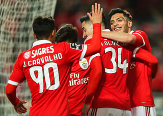 Raúl Jiménez (d) celebra con sus compañeros luego de anotar el cuarto gol del Benfica. (EFE)