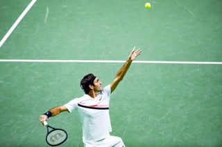 Roger Federer derrotó 6-3, 7-6 (3) a Andreas Seppi en semifinales y se medirá con Grigor Dimitrov por el título. (EFE)