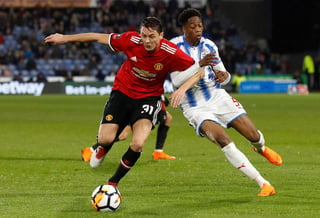 Con dos goles de Romelu Lukaku, Manchester United venció a Huddersfield para acceder a los octavos de final en la Copa FA. (AP)