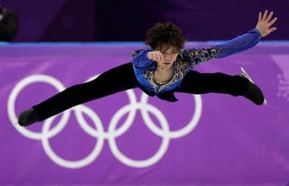 El japonés Shoma Uno realiza un salto durante la rutina libre de hombres, en el patinaje artístico, donde obtuvo la presea de oro, en los Juegos Olímpicos. La final se realizó en Gangneung, Corea del Sur. (AP)