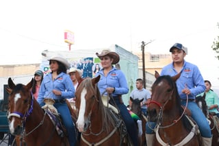 Desfile. Con un vistoso desfile integrado por alumnos, funcionarios y ciudadanos iniciaron los festejos en Matamoros.