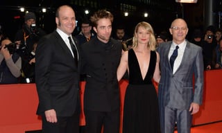Estreno. La actriz australiana Mia Wasikowska, el actor Robert Pattinson, y los directores Nathan Zellner y David Zellner.
