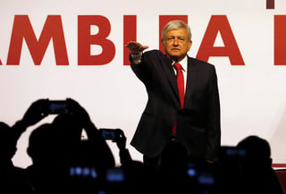 López Obrador tomó protesta como candidato a la Presidencia de la República. (AP) 
