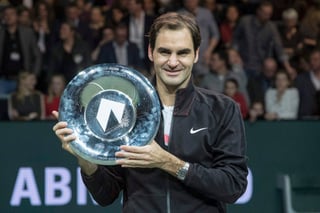 Roger Federer derrotó 6-2, 6-2 a Grigor Dimitrov para agenciarse el título del torneo de Rotterdam, el 97 de su carrera. (AP)