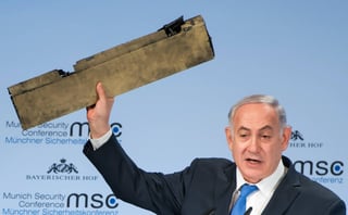 Prueba. Netanyahu sostuvo un fragmento de lo que describió como un dron iraní derribado por Israel en su espacio aéreo. (AP)