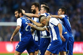 Jugadores del Porto, entre ellos los mexicanos Jesús Corona y Héctor Herrera, celebran en la goleada de su equipo. (EFE)