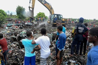 Las víctimas residían al lado del depósito de basura cuando fueron sorprendidas esta madrugada por el alud de toneladas de residuos sólidos. (EFE)