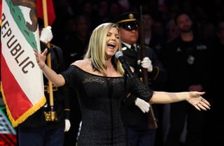 La cantante Fergie fue objeto de críticas luego de interpretar el Himno de Estados Unidos durante el juego de NBA All Star. (ARCHIVO)