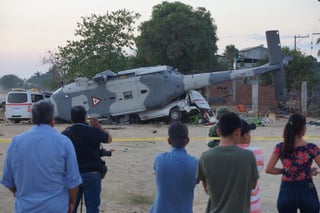 Al intentar aterrizar, el helicóptero se desplomó causando graves daños en tierra. El saldo: 13 personas muertas. (ARCHIVO) 

