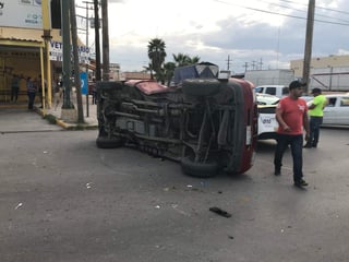 Debido al fuerte impacto la Ranger volcó y terminó junto a la esquina de Álvarez y Diagonal Reforma volcada sobre su costado izquierdo. (EL SIGLO DE TORREÓN)