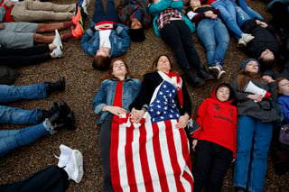 Protesta. Un grupo de estudiantes y padres simuló su propio deceso frente a la Casa Blanca. (AP)