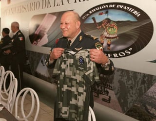 El general brigadier Enrique Covarrubias López, comandante del Mando Especial Victoria, recibe la playera de Correcaminos. Correcaminos, 
