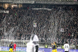 Aficionados del Eintracht arrojan balones al campo en protesta. Eintracht vence en duelo marcado por protestas