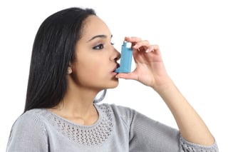 Investigaciones previas habían identificado un vínculo entre el asma, que padecen entre el 5 y el 10 por ciento de las mujeres, y la fertilidad femenina, pero el impacto de los medicamentos para tratarla no estaba claro. (ARCHIVO)
