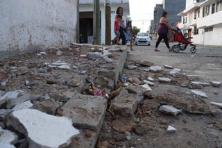 Este martes se reanudaron las clases en Oaxaca luego de que se suspendieran por la actividad sísmica, a excepción de la región Costa, por lo que aún 164 mil 154 alumnos siguen sin regresar a las aulas debido a los daños del terremoto de magnitud 7.2 ocurrido el pasado viernes. (EL UNIVERSAL)
