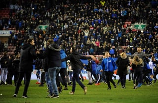 Los aficionados del Wigan invadieron el campo tras el silbatazo final.