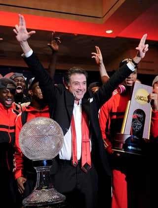 El entrenador de Louisville, Rick Pittino y sus jugadores celebran el título obtenido en el 2013. (Archivo)