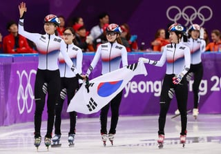 Las patinadoras de Corea celebran tras obtener el triunfo. (EFE)
