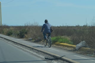 Piden mejora. Ciclistas requieren de mayor aseo y vigilancia en la ciclopista de la carretera Torreón-Matamoros. (ROBERTO ITURRIAGA)
