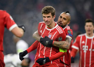 Thomas Mueller (i), de Bayern, celebra con Arturo Vidal luego de anotar durante el partido de la Liga de Campeones contra Besiktas. (EFE)