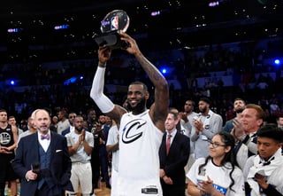LeBron James, de los Cavaliers de Cleveland, sostiene el trofeo de Jugador Más Valioso después de que el Equipo LeBron venciera al Equipo Stephen en el Juego de Estrellas de la NBA. (AP)