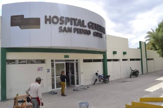 Atención. El joven recibió atención médica en el Hospital General de San Pedro, pues tenía un balazo en la mano.
