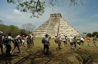 Las construcciones y monumentos que edificaron los mayas están formados a partir de roca caliza, cuyo principal componente es carbonato de calcio, el cual, al entrar en contacto con esta lluvia, se disuelve. (EFE)