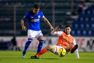 Julio Domínguez (i), del Cruz Azul, y Luis Madrigal, de Alebrijes, durante el juego de la jornada 5 de la Copa Corona MX en el Estadio Azul. (Jam Media)