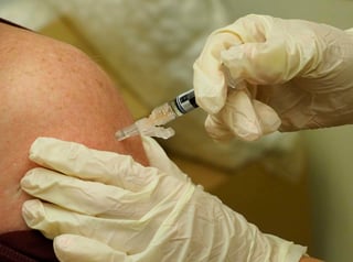 
Según la Organización Mundial de la Salud (OMS), la vacunación es la forma más eficaz de prevenir la infección. (ARCHIVO) 