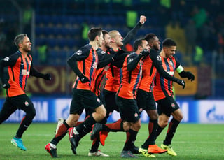 Los jugadores del Shakhtar celebran el gol del triunfo. (EFE)
