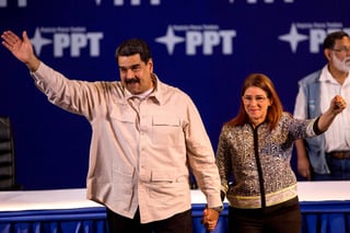 Elegido. Nicolás Maduro (Izq.) y  su esposa asistieron a acto del partido Patria Para Todos. (EFE)